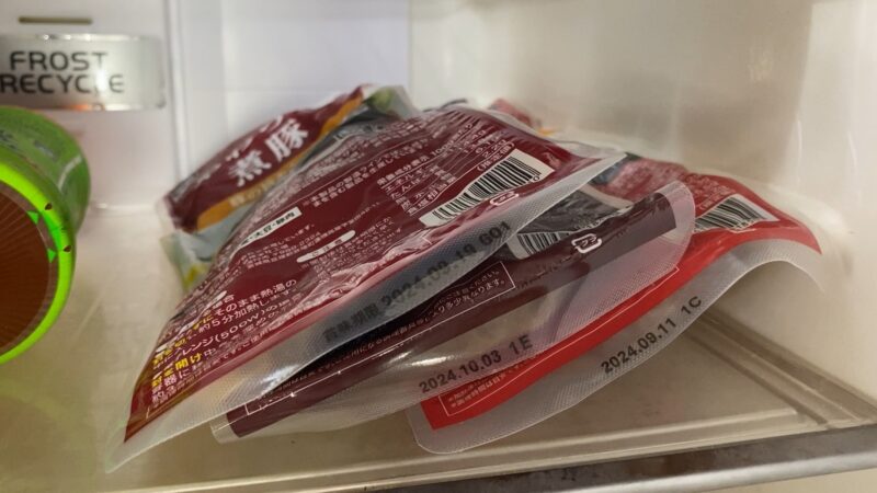 冷凍庫に保管されたやわらか煮豚のパッケージ