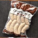 業務スーパー「こだわり生フランク（プレーン）」1kgパックをテーブルに置いた様子