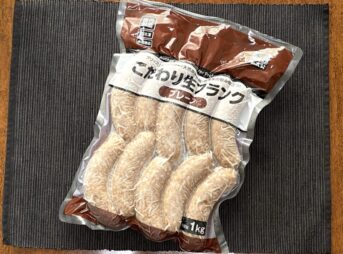 業務スーパー「こだわり生フランク（プレーン）」1kgパックをテーブルに置いた様子