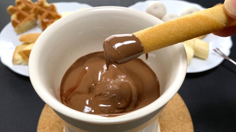 溶かしたチョコにディップしたラングドシャロール