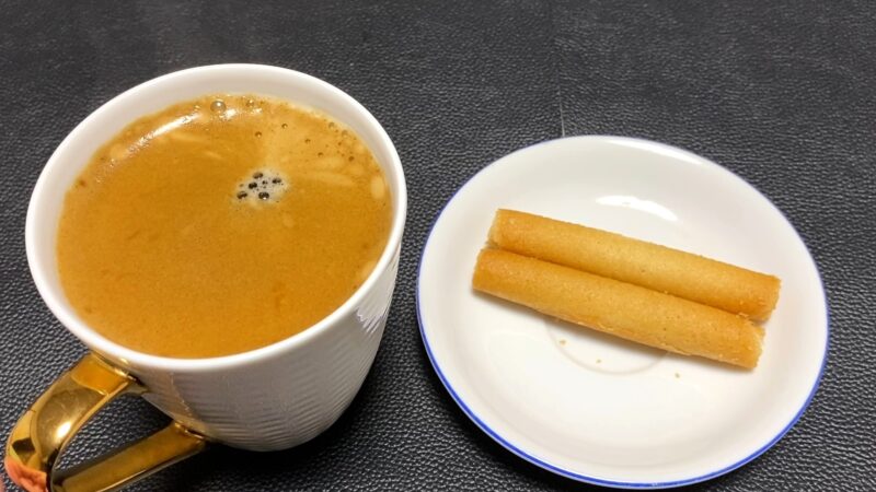 コーヒーと一緒に皿に盛られたラングドシャロール