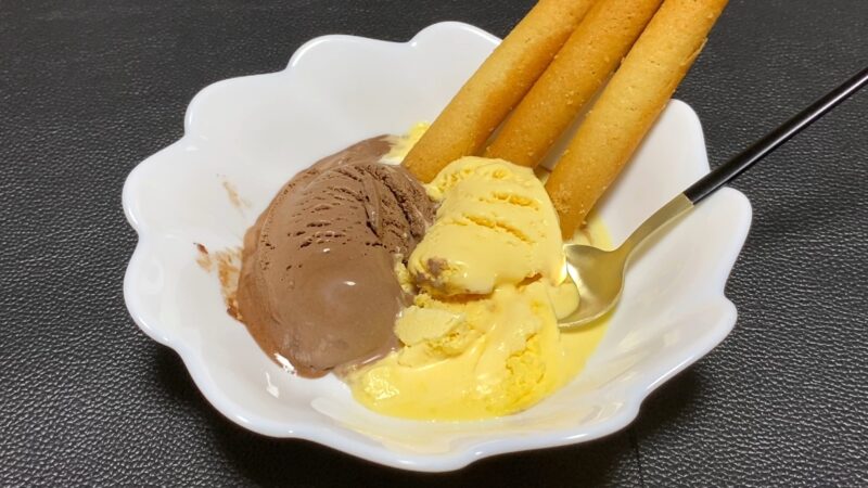 バニラとチョコのアイスに添えられたラングドシャロール