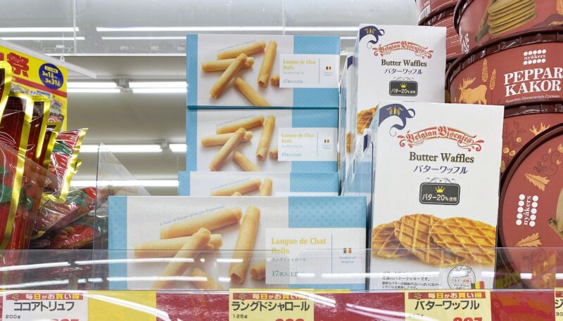 業務スーパーの店頭に並ぶラングドシャロールとバターワッフルの棚