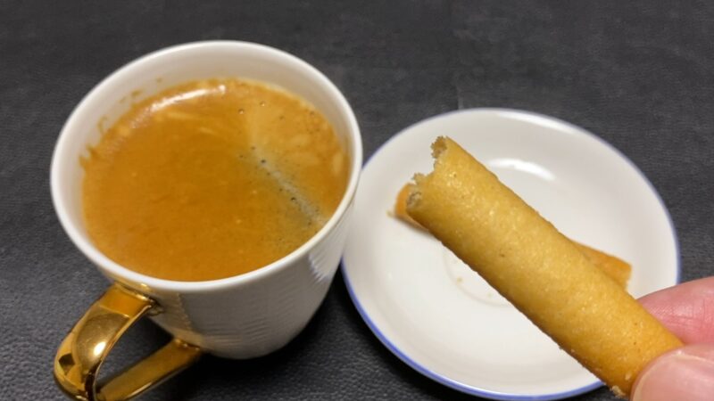 コーヒーと一緒に食べるラングドシャロール。サクサク食感が楽しめる