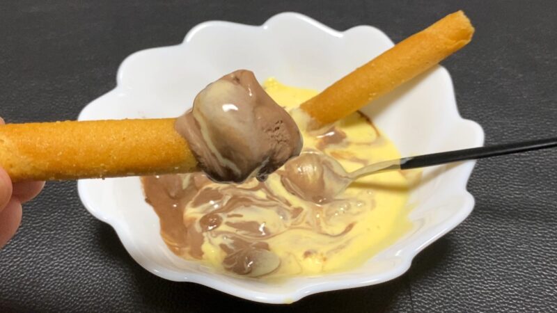 アイスを絡めたラングドシャロール。ひんやりサクサクでおいしい