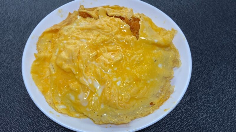 ふわとろ卵で包んだチキンライスの全体写真(皿盛り)