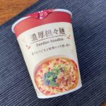 斜め上から見たローソンのカップ麺「濃厚担々麺」。パッケージ全体がよく見える角度。