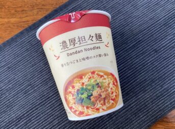 斜め上から見たローソンのカップ麺「濃厚担々麺」。パッケージ全体がよく見える角度。