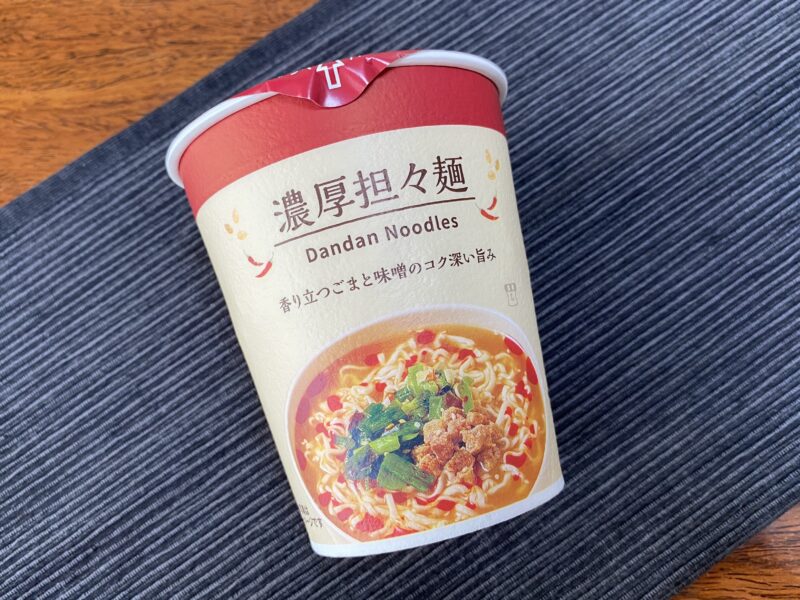 斜め上から見たローソンのカップ麺「濃厚担々麺」。パッケージ全体がよく見える角度。