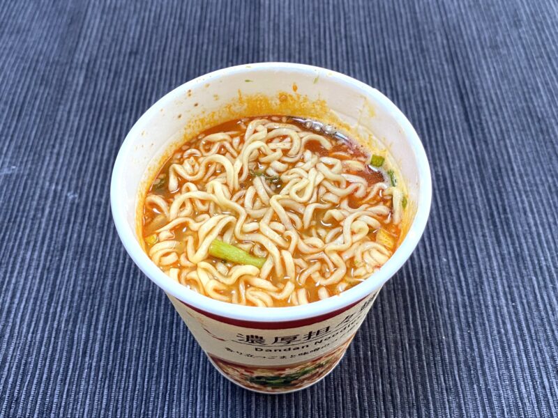 お湯を入れて3分後の完成状態。赤みのあるスープとちぢれ麺が特徴的な担々麺。