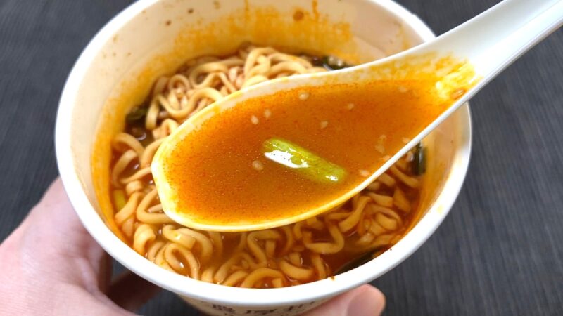 スープをレンゲですくった様子