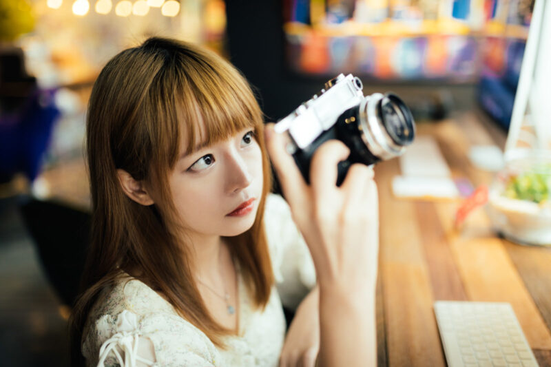 写真撮影をする女性