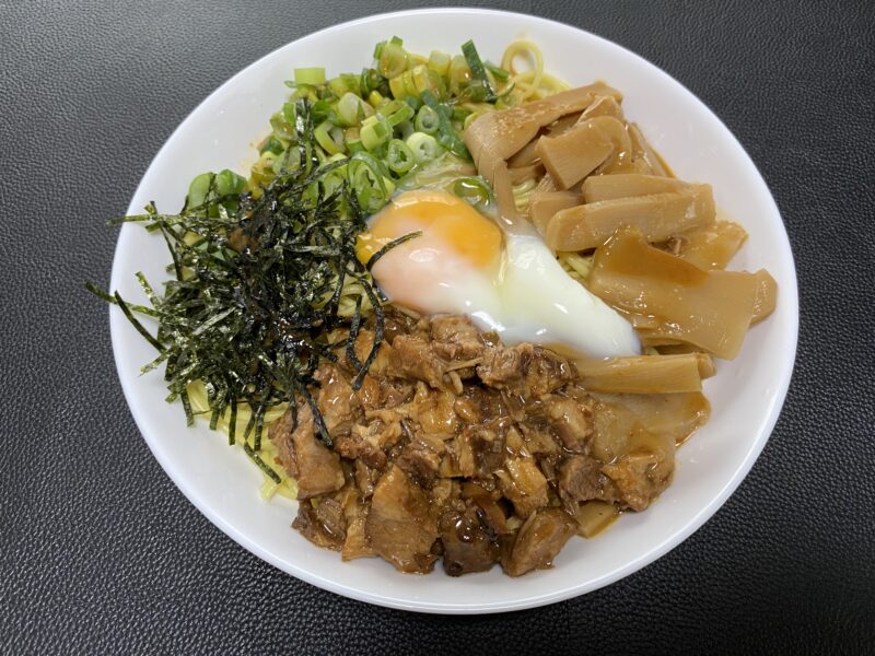 煮豚をのせたアレンジまぜそば(温玉・刻み海苔入り)