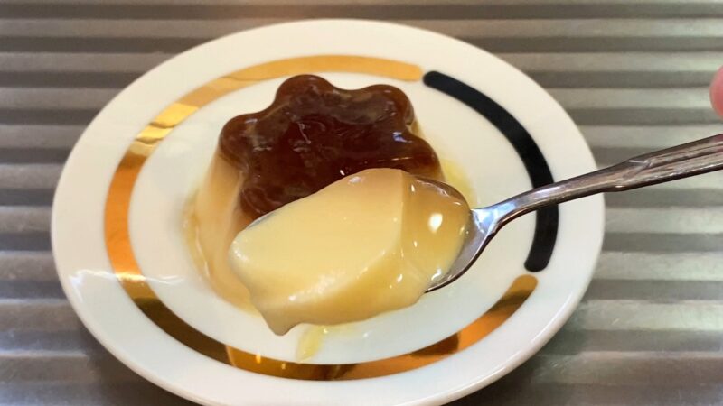 業務スーパーのマイルドプリンをスプーンですくった様子、なめらかな質感がわかる