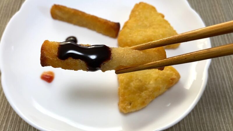 もちもちポテトフライにチョコレートソースをかけて箸で持ち上げた様子