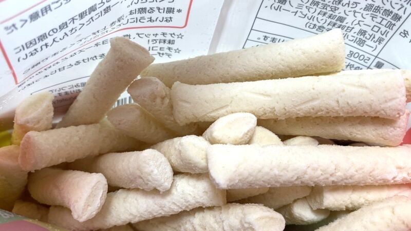 袋を開けた状態の冷凍もちもちポテトフライ、中身の白いスティック状フライ
