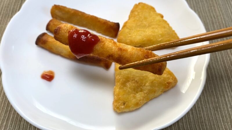 もちもちポテトフライにケチャップをのせて箸で持ち上げた様子