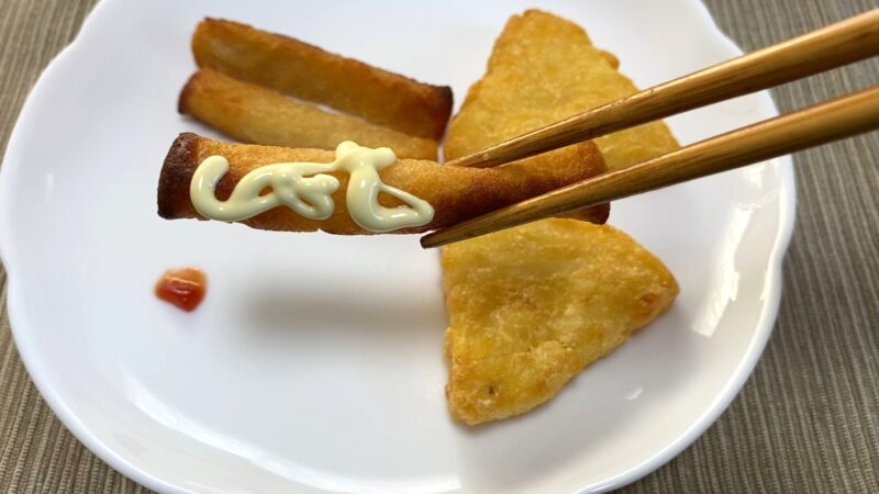 もちもちポテトフライにマヨネーズをかけて箸で持ち上げた様子