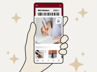無印良品アプリが新しくなり、会員プログラムも一新されたことを紹介する画面。スマホに会員証バーコードとポイントが表示されている。