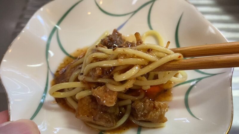 煮豚と麺を一緒に持ち上げた一口サイズの様子