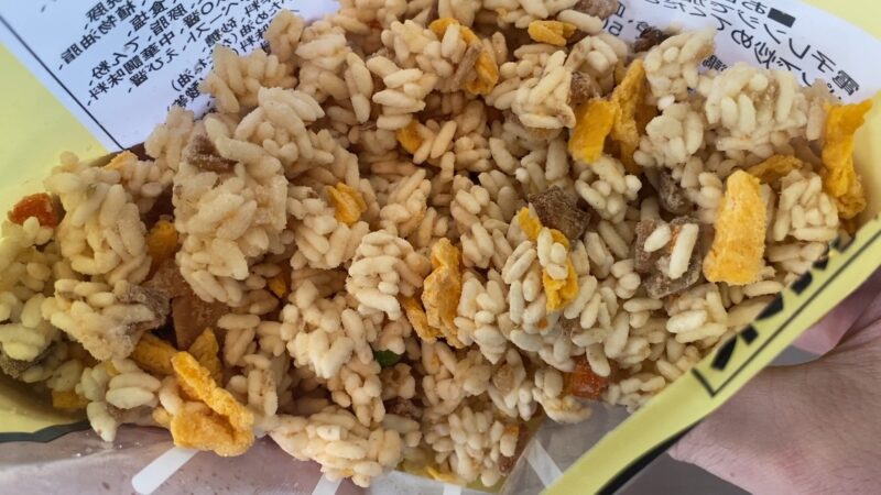 袋を開けた直後の冷凍チャーハンの中身。卵やチャーシュー、グリンピースなどの具材が凍った状態で見える。