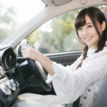 運転する女性