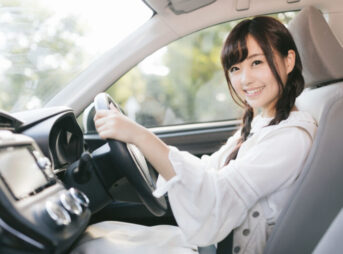 運転する女性