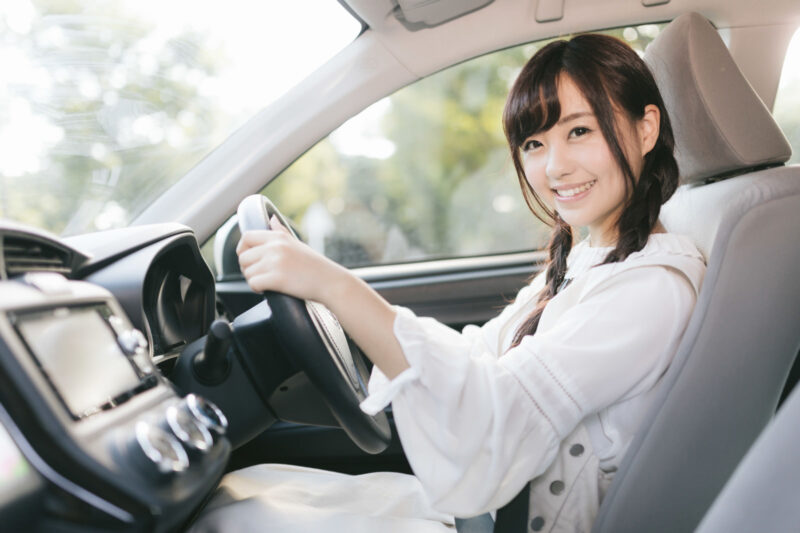 運転する女性