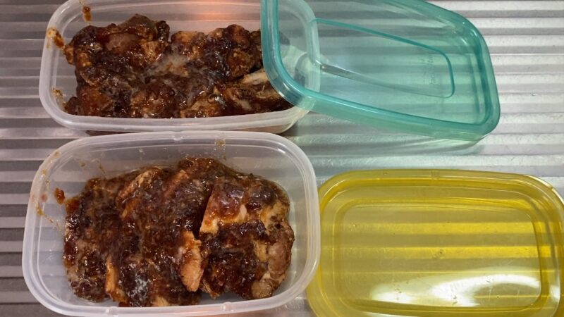 食べきれなかった煮豚をタッパーに保存した様子