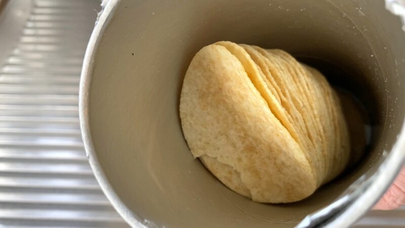 業務スーパーのポテトチップスを開封した様子