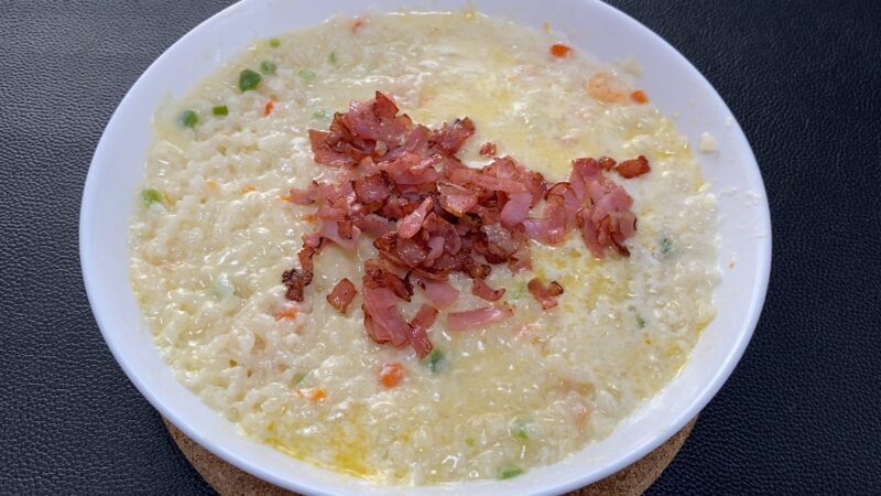 牛乳とチーズでリゾット風に仕上げ、ベーコンをトッピングしたエビピラフ