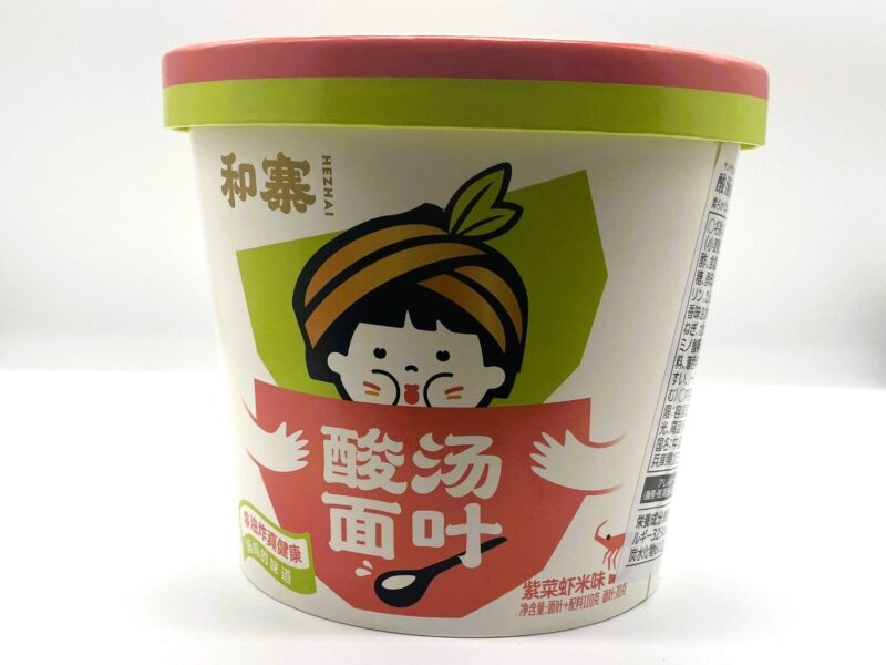 酸湯面叶カップ麺のパッケージ正面、緑と赤のデザインでキャラクターが描かれている