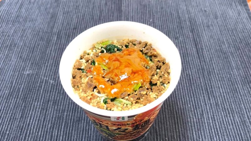 お湯を入れて液体スープを加えた直後の担々麺