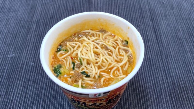 完成したセブンイレブンの担々麺（真上から）