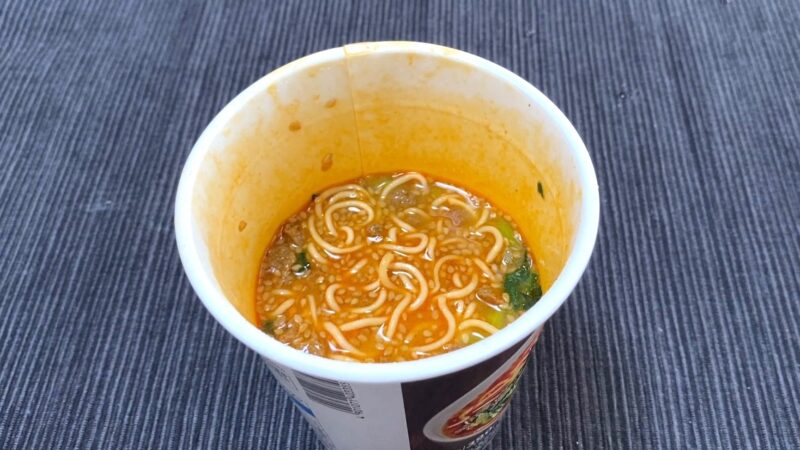 食後に残ったスープと具材が写る、食べ終わり寸前の様子