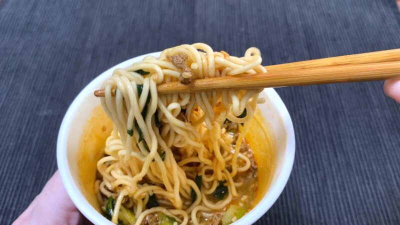 箸で麺を持ち上げた場面。麺の質感がよく見える