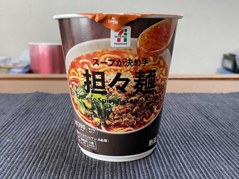 セブンイレブンの「スープが決め手 担々麺」の正面パッケージ写真