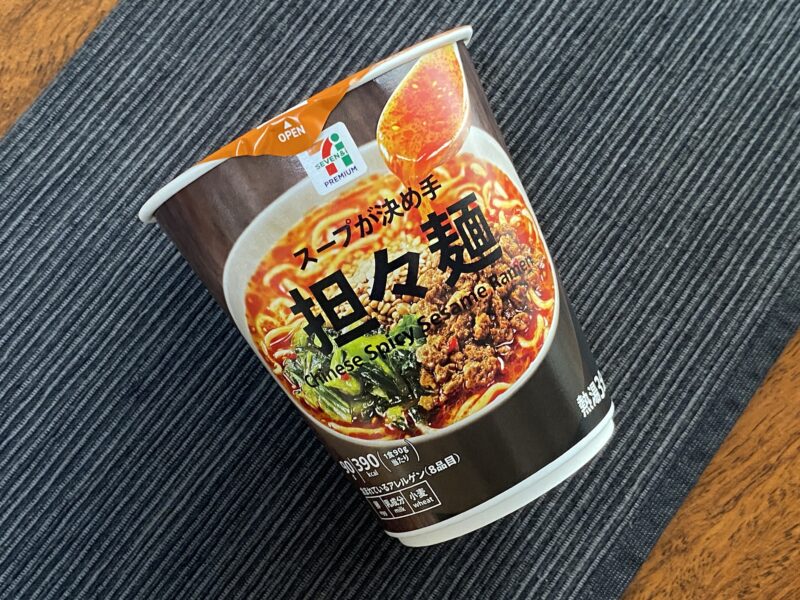 セブンイレブンのカップ担々麺を斜め上から撮影したパッケージ写真