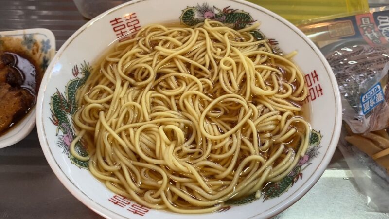 スープと麺だけのシンプルな醤油ラーメン