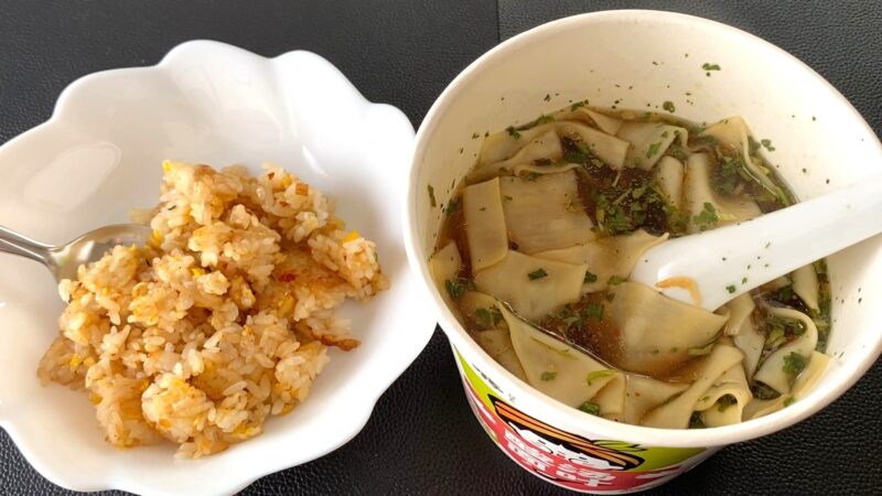酸湯面叶と炒飯を並べた食卓。酸味のあるスープ麺と香ばしい炒飯の組み合わせ。