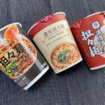 斜めに配置されたセブン・ローソン・ファミマの担々麺パッケージ
