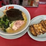 山岡家のラーメンと餃子のセット。海苔、チャーシュー、ほうれん草がトッピングされたラーメン