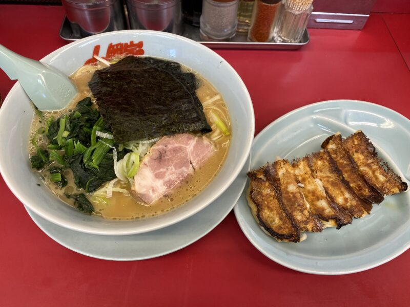 山岡家のラーメンと餃子のセット。海苔、チャーシュー、ほうれん草がトッピングされたラーメン