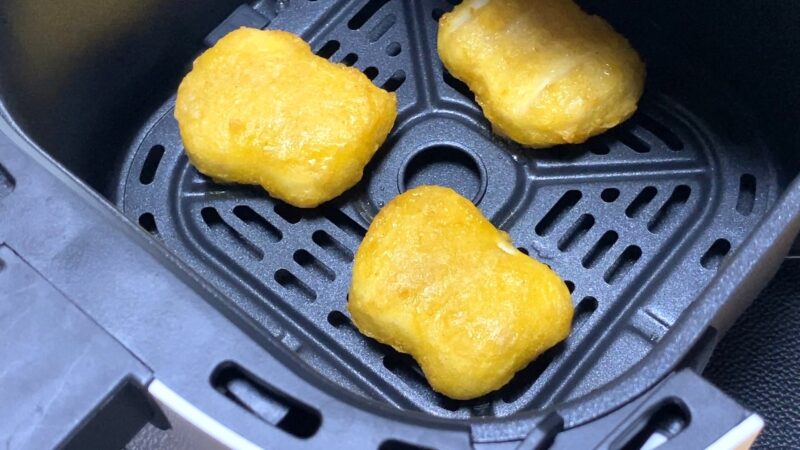 ノンフライヤーで加熱したチキンナゲット。油を使わずに外はサクッと、中はしっとりジューシーに仕上がっている。