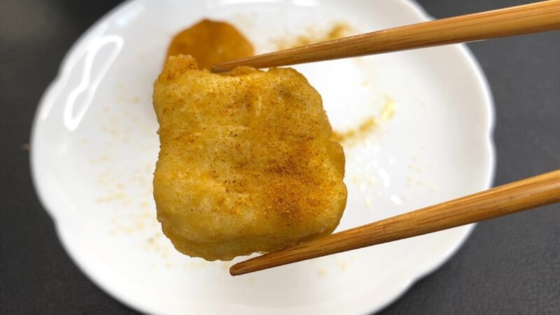カレーパウダーをまぶしたチキンナゲット。スパイスの黄色い粉が全体にかかっている。