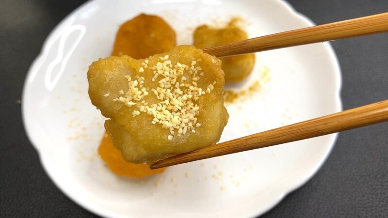 ーリックパウダーをまぶしたチキンナゲット。白い粒状のパウダーが表面に広がっている。