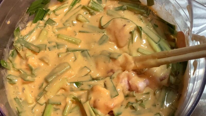 チヂミの生地を混ぜている様子。ニラと豚肉が均等に絡んだ状態。