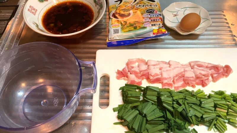 チヂミの材料を並べた写真。豚肉、ニラ、卵、チヂミ粉セット、たれなどを準備している。