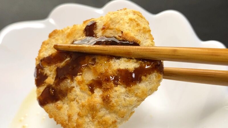 ノンフライヤーで調理したチキンカツにソースをかけた様子。衣はマットで軽く、ソースがしっとりとなじんでいる。