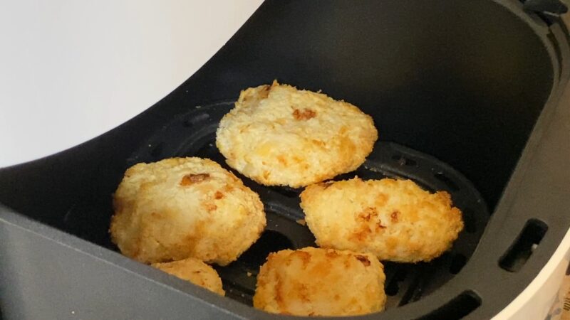 ノンフライヤーで加熱中の業務スーパー「鶏屋さんのチキンカツ」。衣がほんのり色づき、焼き上がり途中の様子が見える。